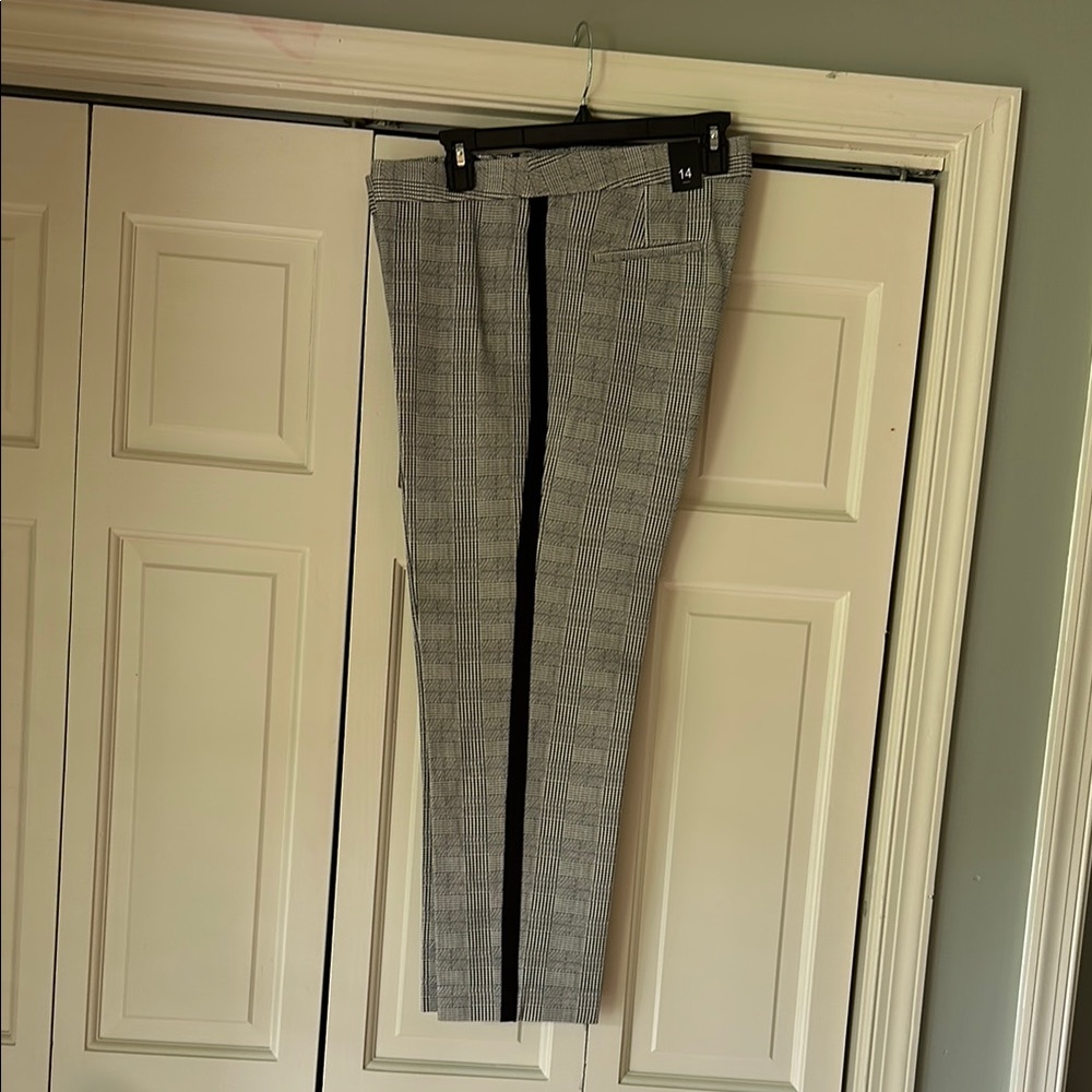 NWOT Amanda & Chelsea Houndstooth Pants with Black Stripe